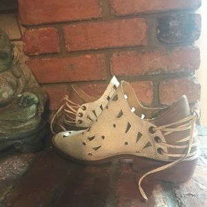 MUSSE & CLOUD Perforated Distressed Bootie 6 NEW